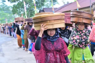 Kirab 1.000 tenong warga Sirukun
