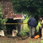 Polisi saat melakukan olah TKP kasus penusukan