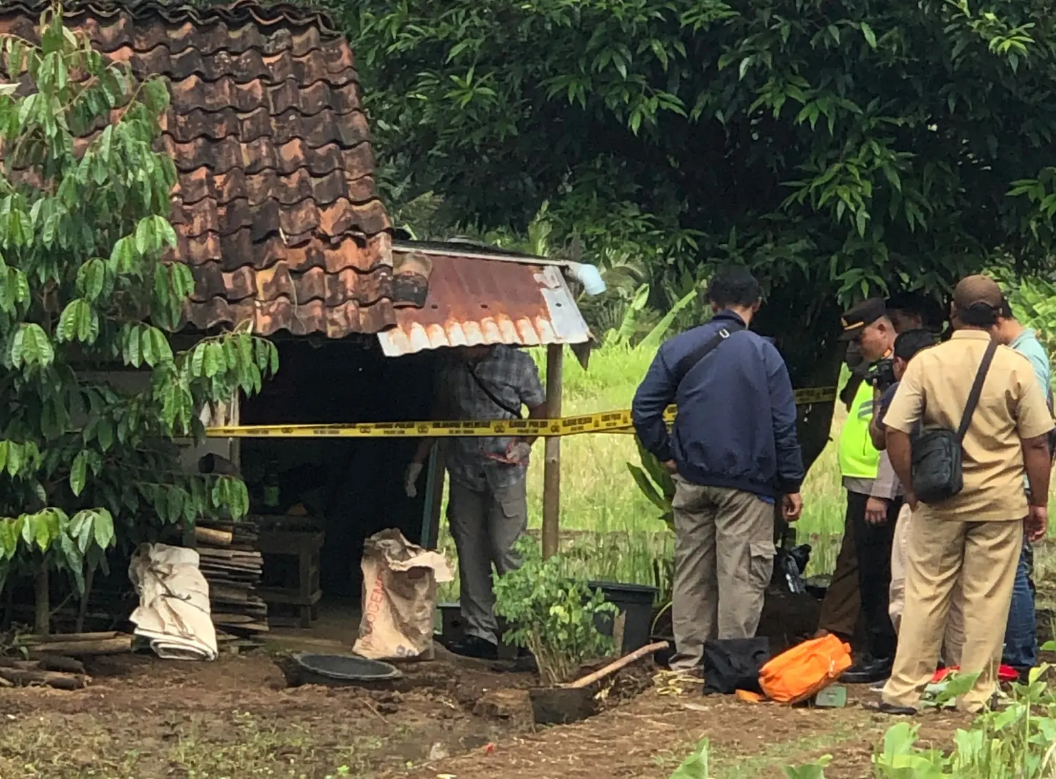 Polisi saat melakukan olah TKP kasus penusukan
