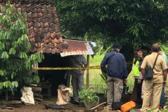 Polisi saat melakukan olah TKP kasus penusukan