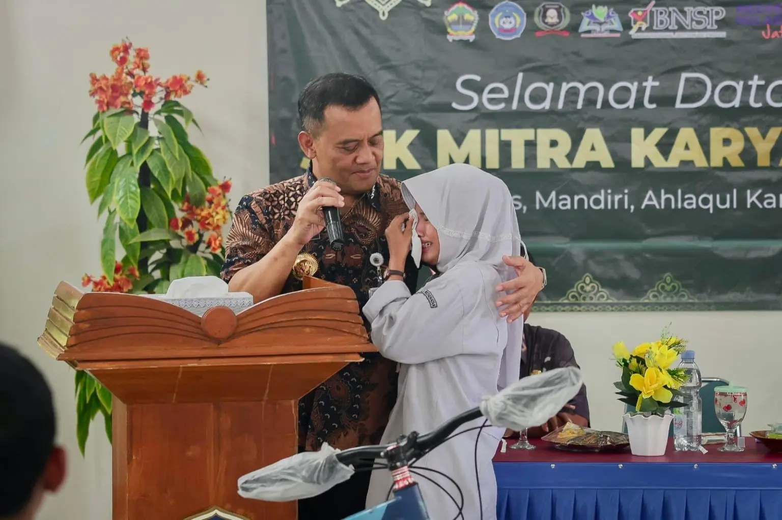 Tangis haru dipeluk gubernur Ahmad Luthfi