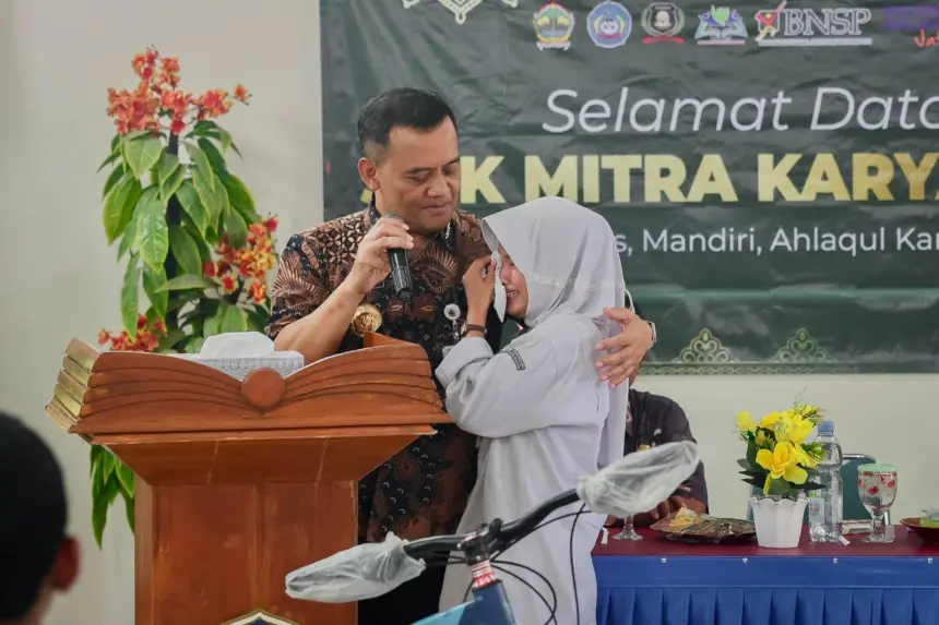 Tangis haru dipeluk gubernur Ahmad Luthfi