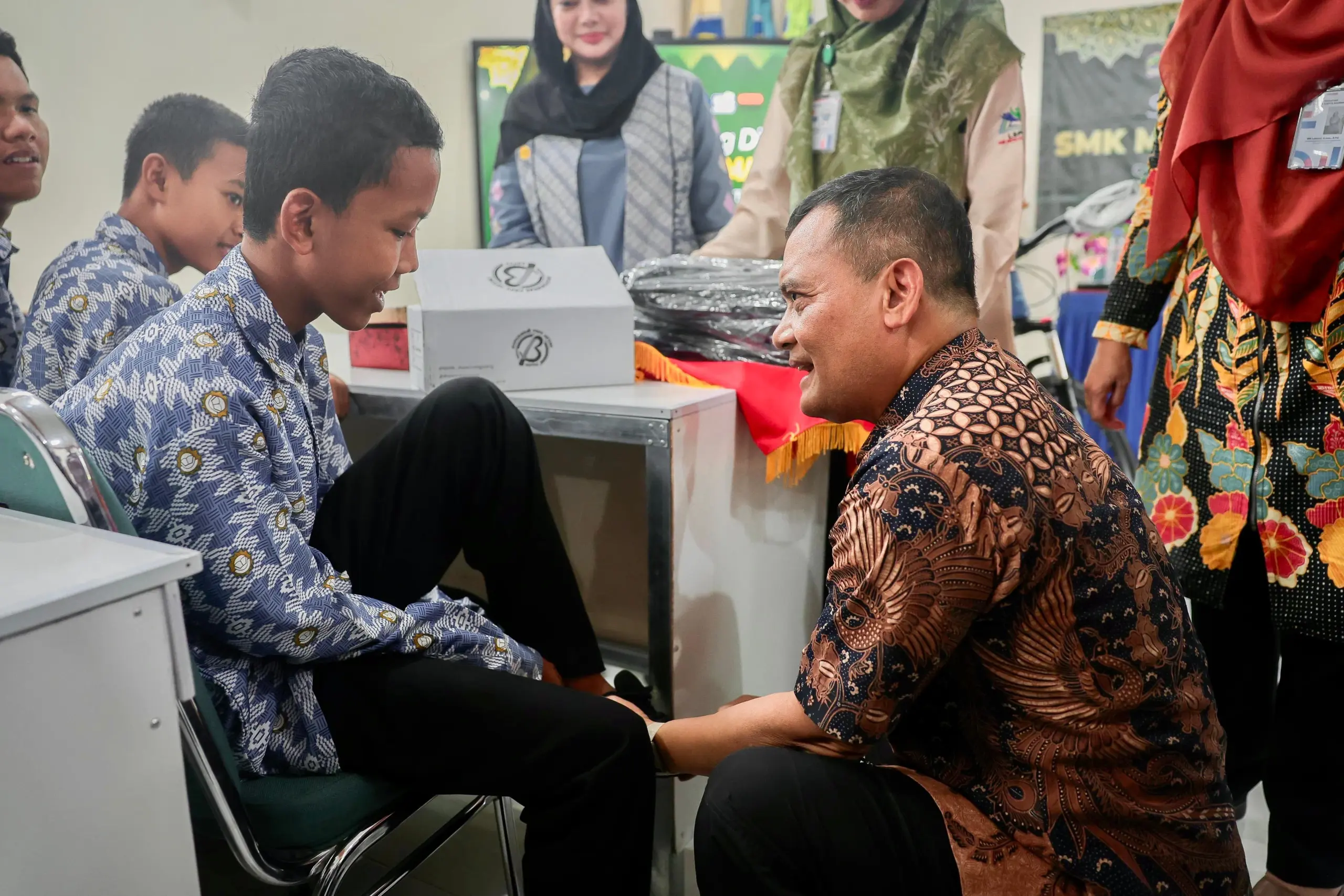 Gubernur Ahmad Luthfi pakaikan sepatu pada siswa sekolah gratis