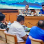 Gubernur Ahmad Luthfi saat menerima nelayan yang mengeluhkan harga solar industri