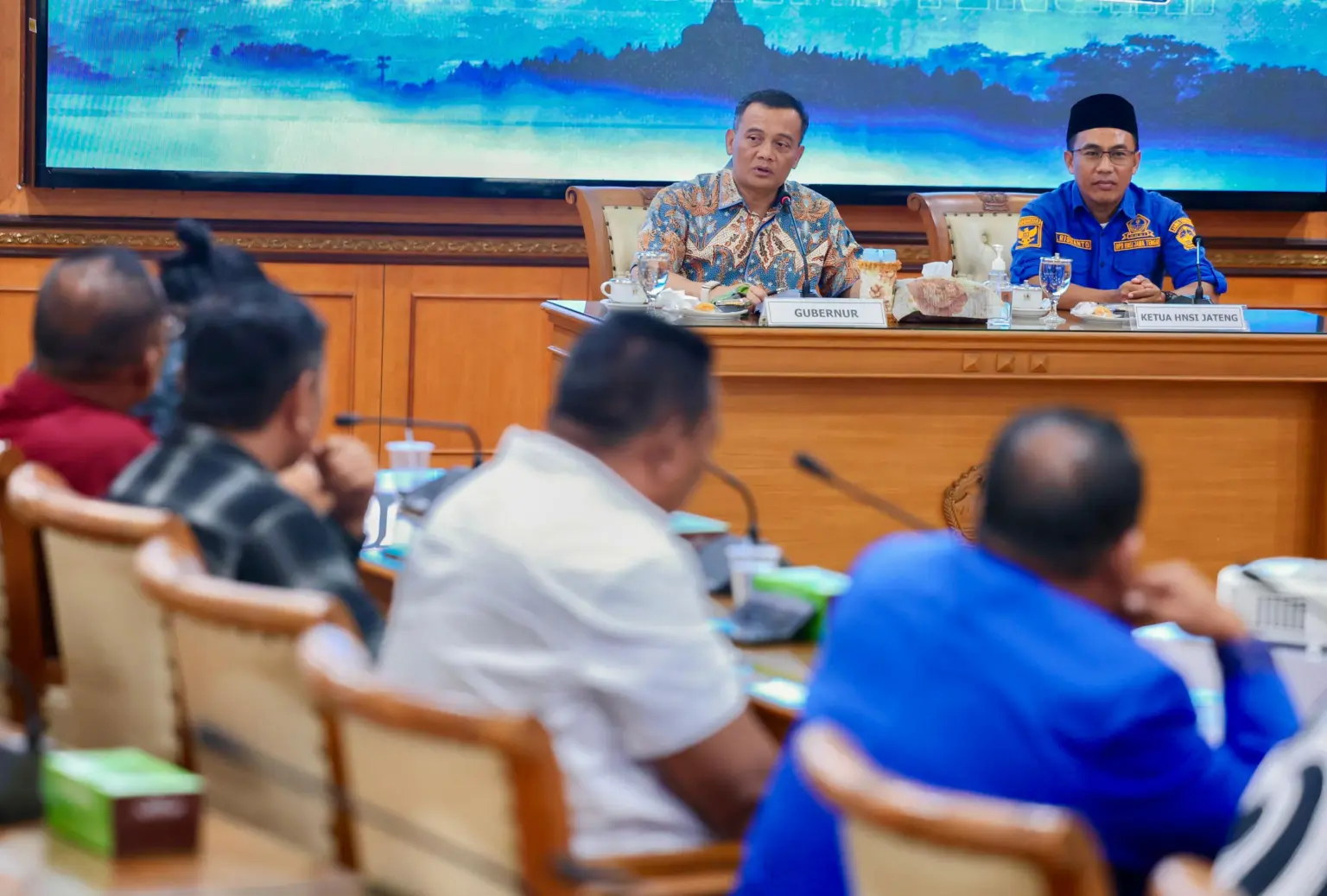 Gubernur Ahmad Luthfi saat menerima nelayan yang mengeluhkan harga solar industri