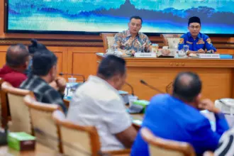 Gubernur Ahmad Luthfi saat menerima nelayan yang mengeluhkan harga solar industri