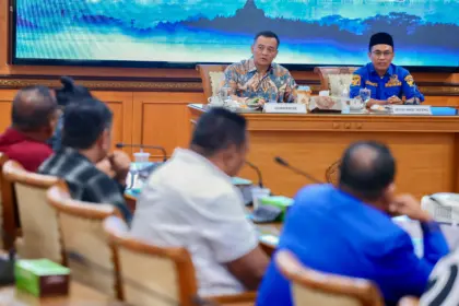 Gubernur Ahmad Luthfi saat menerima nelayan yang mengeluhkan harga solar industri