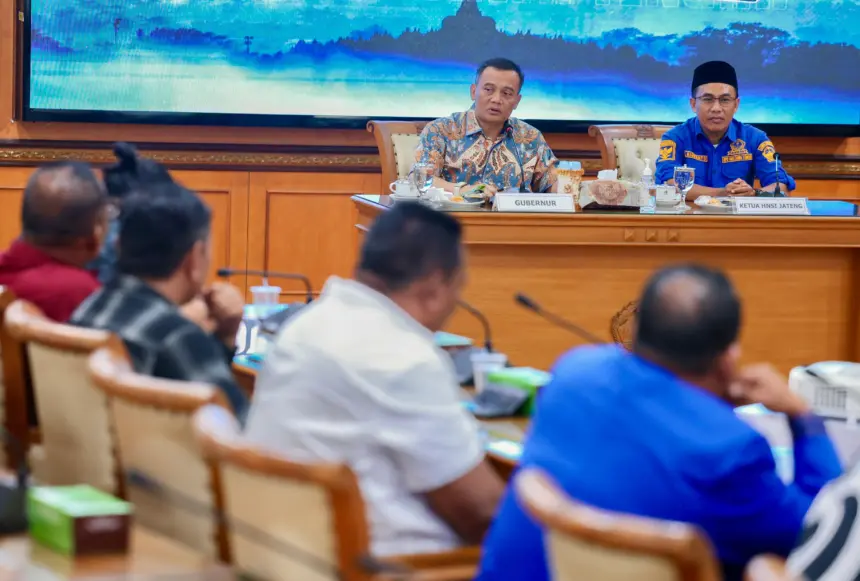 Gubernur Ahmad Luthfi saat menerima nelayan yang mengeluhkan harga solar industri
