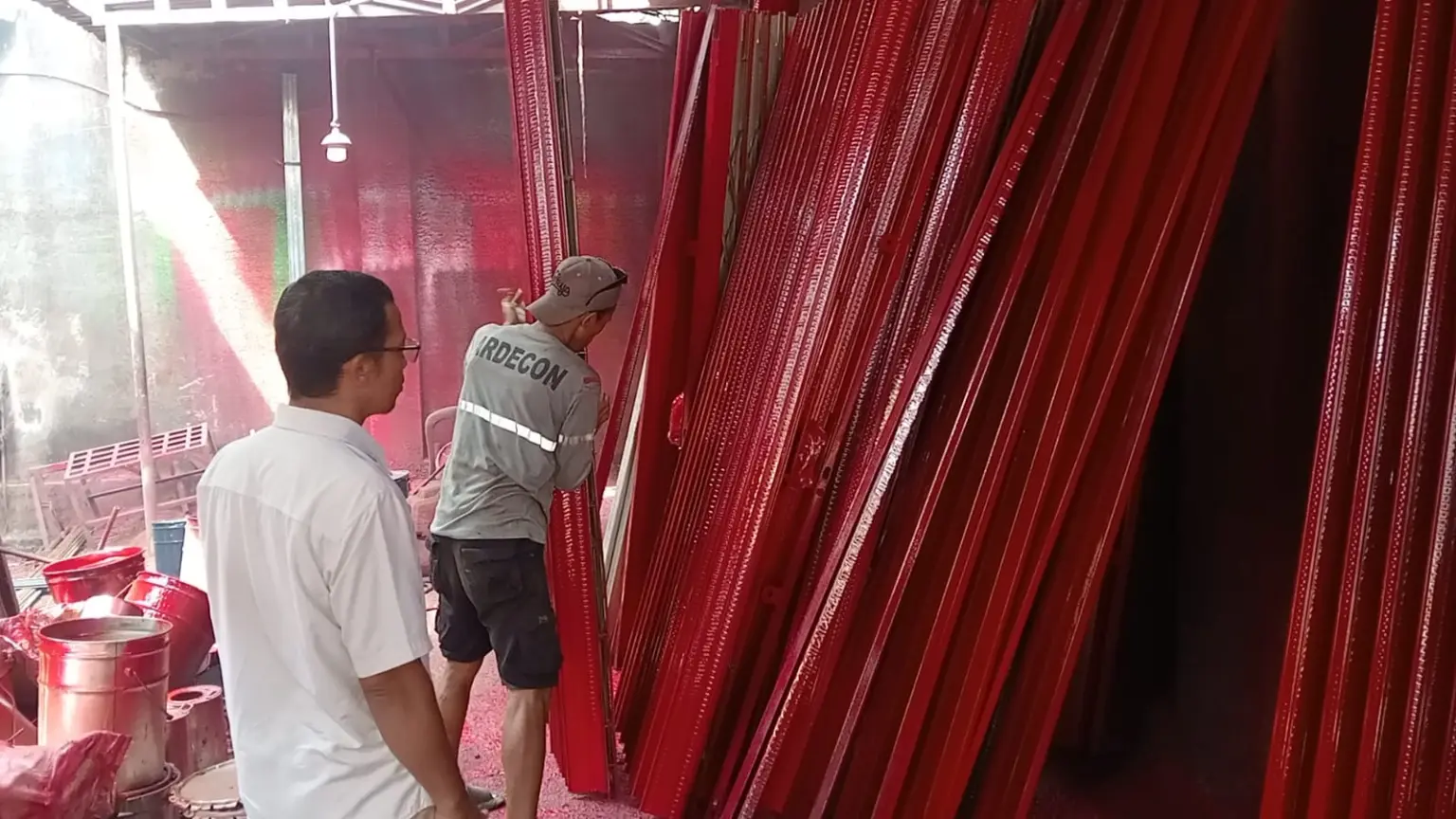 Pengusaha las Banjarnegara garap pintu folding KDMP