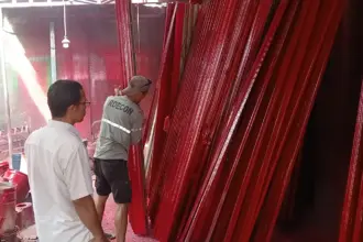 Pengusaha las Banjarnegara garap pintu folding KDMP