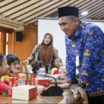 Kantor wagub mendaak penuh dengan anak-anak