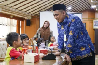 Kantor wagub mendaak penuh dengan anak-anak