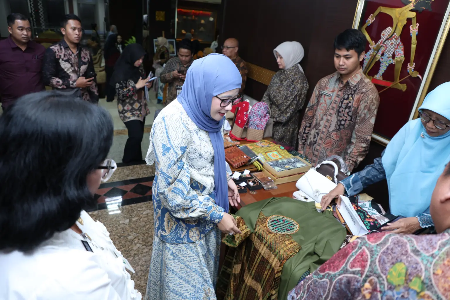 Produk siap dipamerkan oleh Dekranasda di Makassar