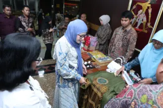 Produk siap dipamerkan oleh Dekranasda di Makassar