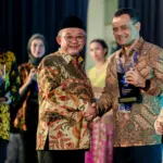Gubernur Ahmad Luthfi terima penghargaan dari Mentri Pendidikan