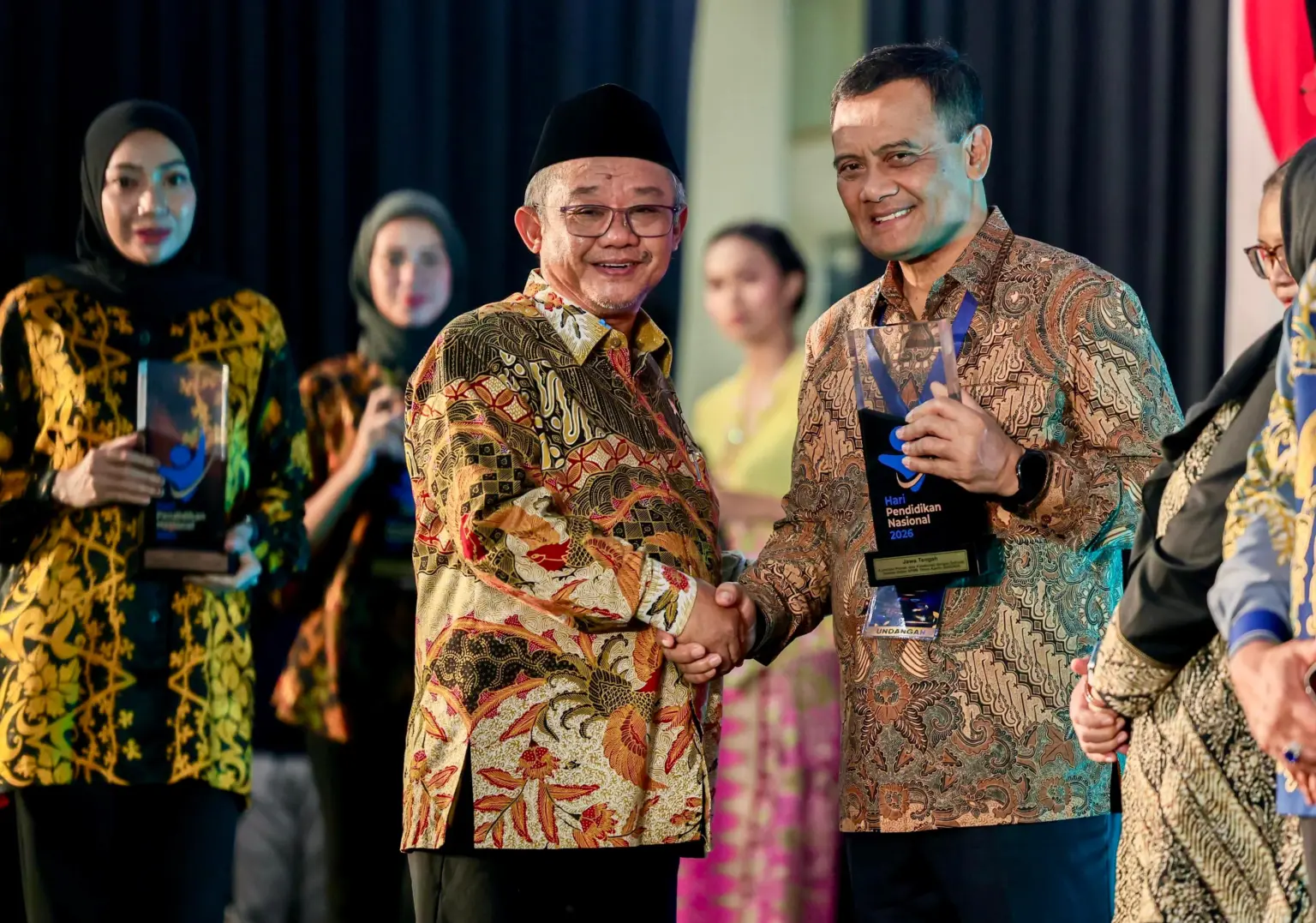 Gubernur Ahmad Luthfi terima penghargaan dari Mentri Pendidikan