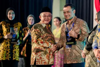 Gubernur Ahmad Luthfi terima penghargaan dari Mentri Pendidikan