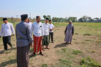 Sekda Jateng saat meninjau lokasi banjir lumpur