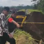 Wakil bupati saat tinjau irigasi yang jebol