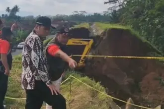 Wakil bupati saat tinjau irigasi yang jebol