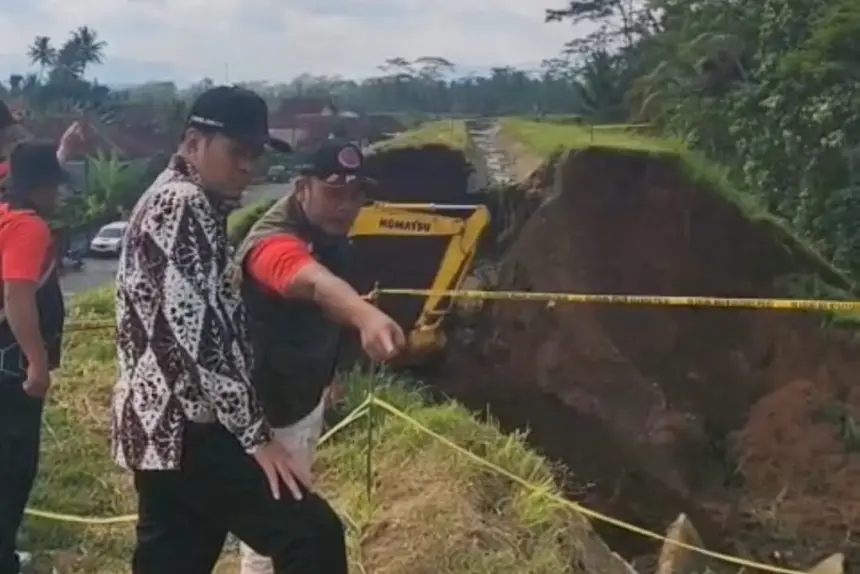 Wakil bupati saat tinjau irigasi yang jebol