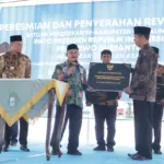 Mentri pendidikan dasar saat meresmikan 44 sekolah revitalisasi di Purbalingga