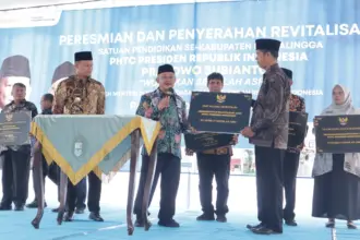 Mentri pendidikan dasar saat meresmikan 44 sekolah revitalisasi di Purbalingga