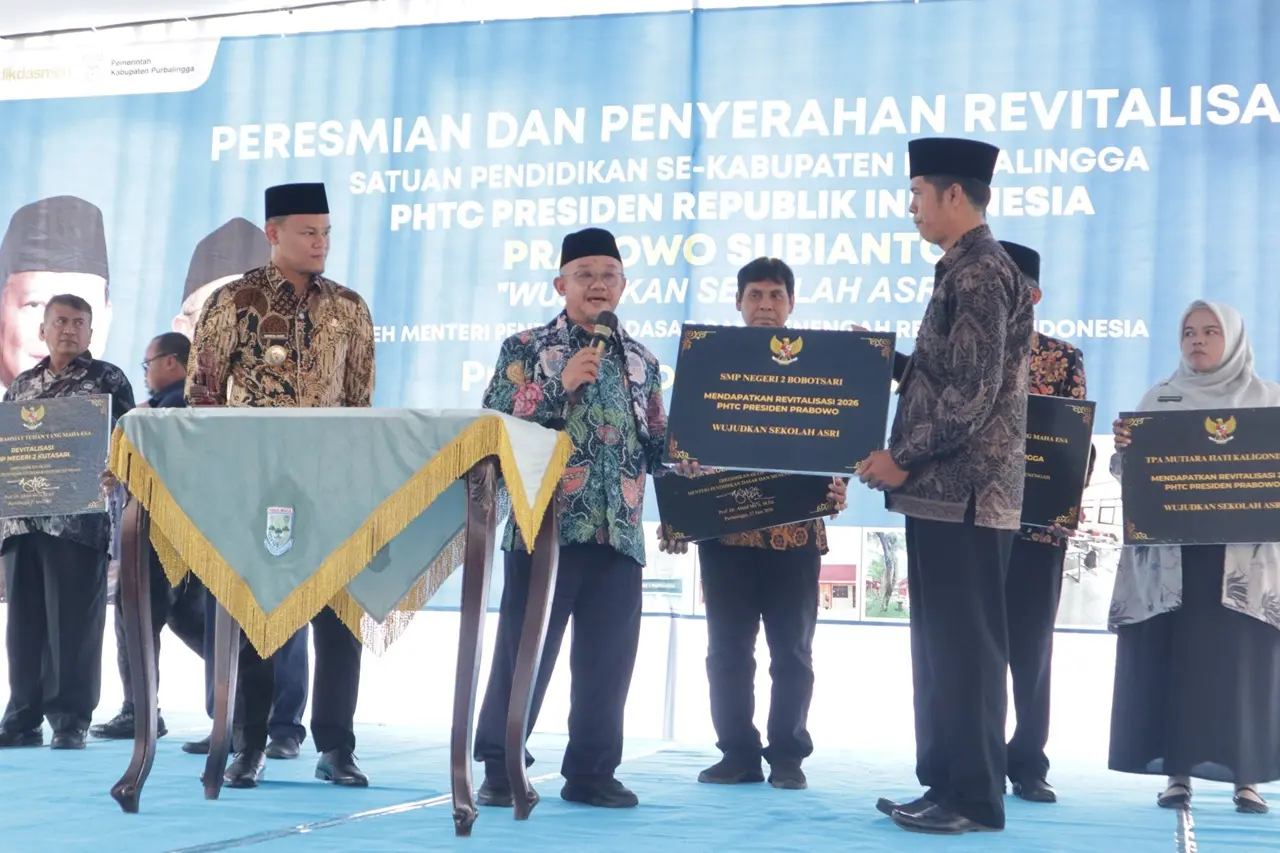 Mentri pendidikan dasar saat meresmikan 44 sekolah revitalisasi di Purbalingga
