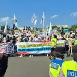 Ribuan massa gelar aksi damai dukung program MBG di Alun-alun Cilacap. (Faiz Ardani).