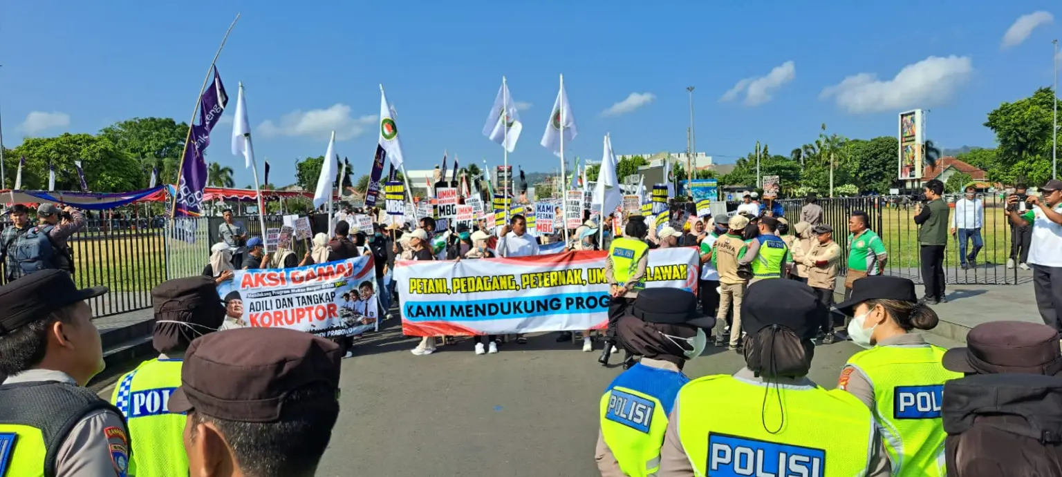Ribuan massa gelar aksi damai dukung program MBG di Alun-alun Cilacap. (Faiz Ardani).