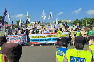 Ribuan massa gelar aksi damai dukung program MBG di Alun-alun Cilacap. (Faiz Ardani).