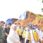 Bupati Banjarnegara beserta Dirjen SDA dan Kepala BBSWO saat meninjau proses pengerjaan perbaikan irigasi di Banjarnegara, Senin (1/6/2026). (Foto: Kominfo Banjarnegara)