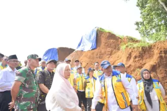 Bupati Banjarnegara beserta Dirjen SDA dan Kepala BBSWO saat meninjau proses pengerjaan perbaikan irigasi di Banjarnegara, Senin (1/6/2026). (Foto: Kominfo Banjarnegara)