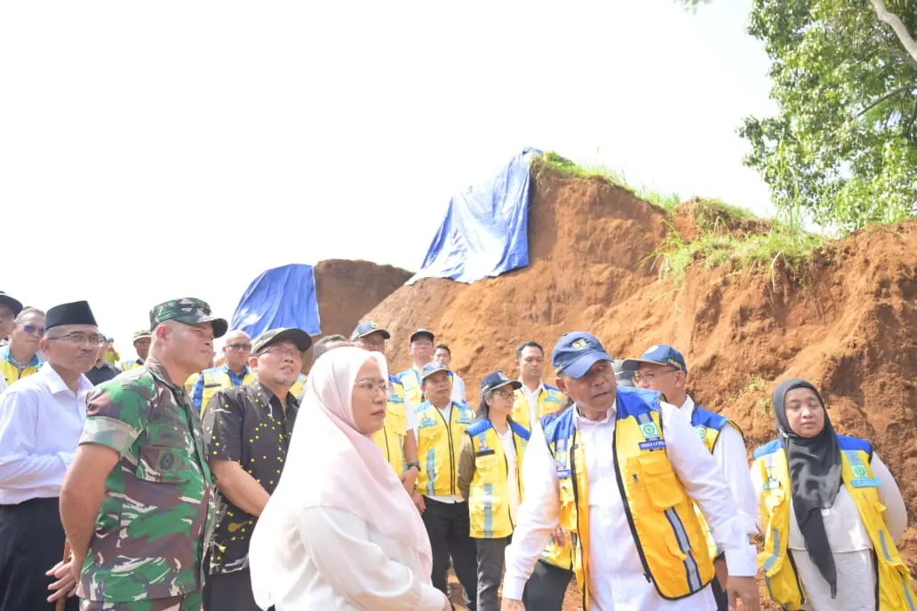 Bupati Banjarnegara beserta Dirjen SDA dan Kepala BBSWO saat meninjau proses pengerjaan perbaikan irigasi di Banjarnegara, Senin (1/6/2026). (Foto: Kominfo Banjarnegara)