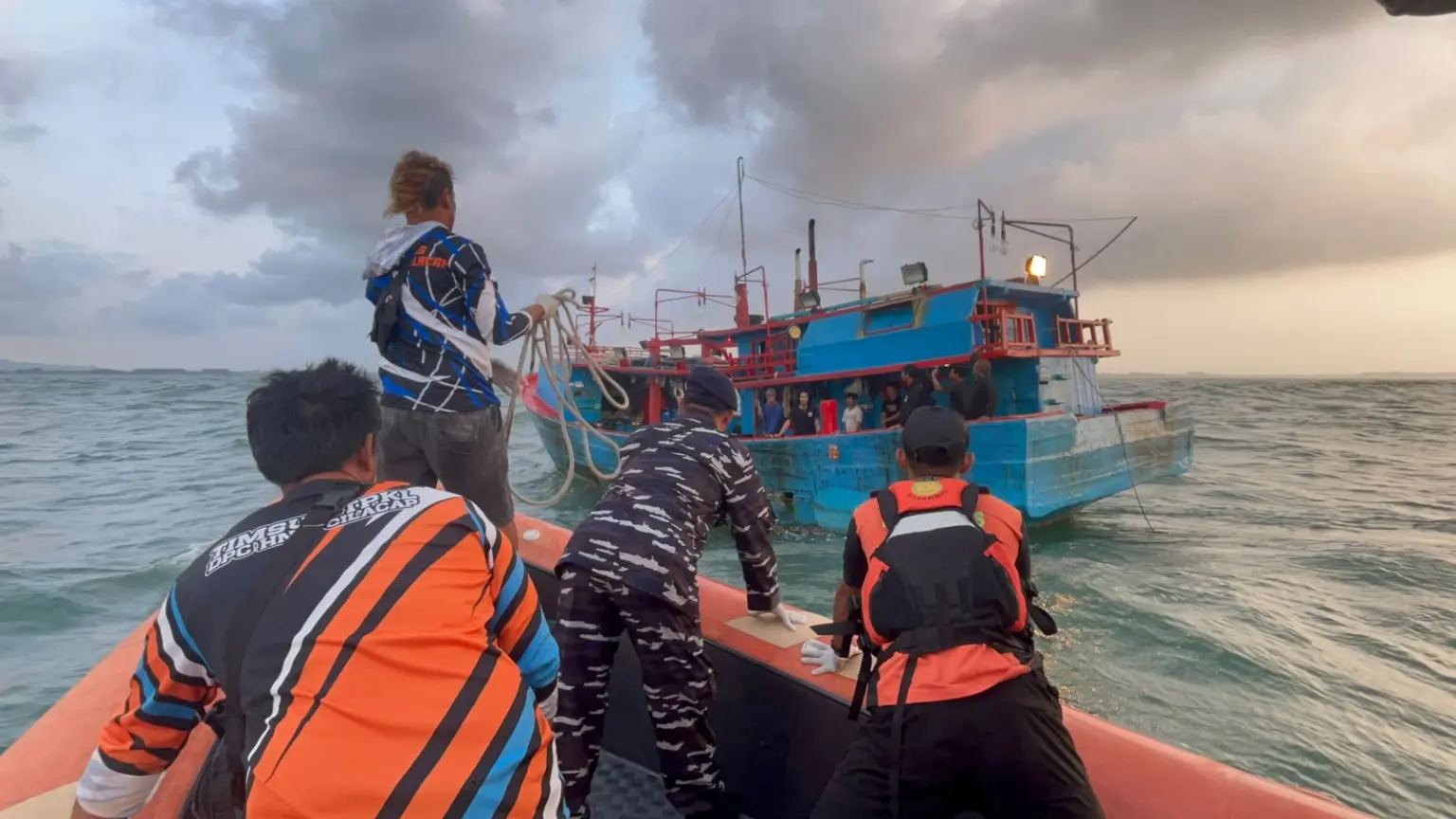 Basarnas Cilacap Evakuasi ABK KM Cakra Mandiri Meninggal di Perairan Karangbolong