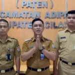 Camat Adipala Firdaus Azy Mutia saat memberikan klarifikasi terkait dugaan pelecehan oleh oknum pegawai. (Pemkab Cilacap).