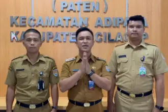 Camat Adipala Firdaus Azy Mutia saat memberikan klarifikasi terkait dugaan pelecehan oleh oknum pegawai. (Pemkab Cilacap).