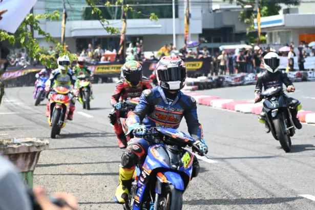 Sejumlah pembalap sedang adu cepat dalam Casytha Manahadap Roadrace Seri 2026 Putaran 1, Minggu (31/5/2026). (foto: Humas Pemkab Purbalingga)