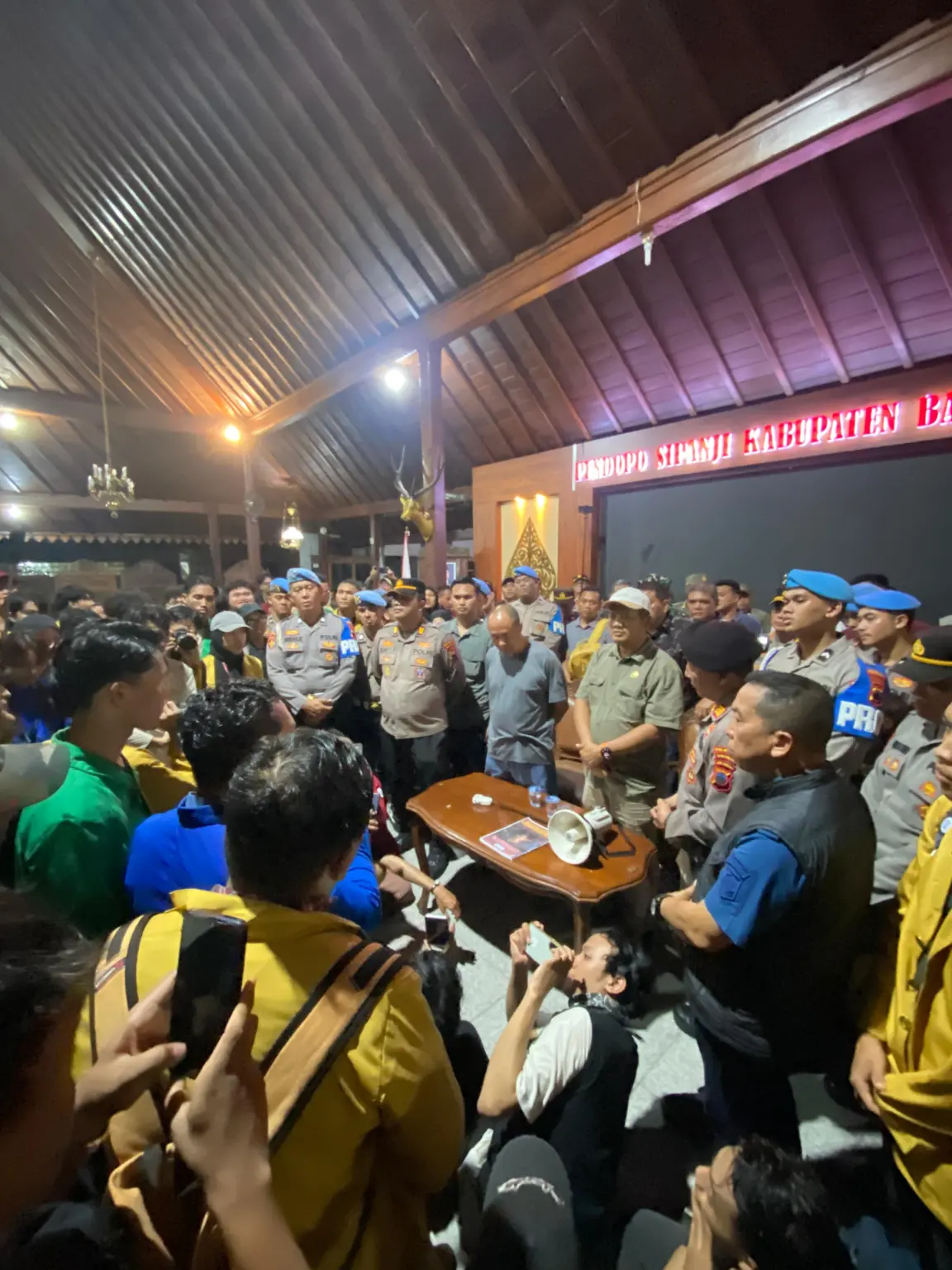 Bupati Banyumas Temui Langsung Mahasiswa yang Gelar Aksi dan Berjanji Membawa Tuntuannya ke Pemerintah Pusat