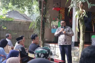 Wakil Bupati Purbalingga, Dimas Prasetyahani, secara resmi membuka pameran tunggal lukisan karya Imam Ghozali di Kie Art Space, Desa Sidareja, Kecamatan Kaligondang, Sabtu (20/6).(Foto: Prokompim Purbalingga)
