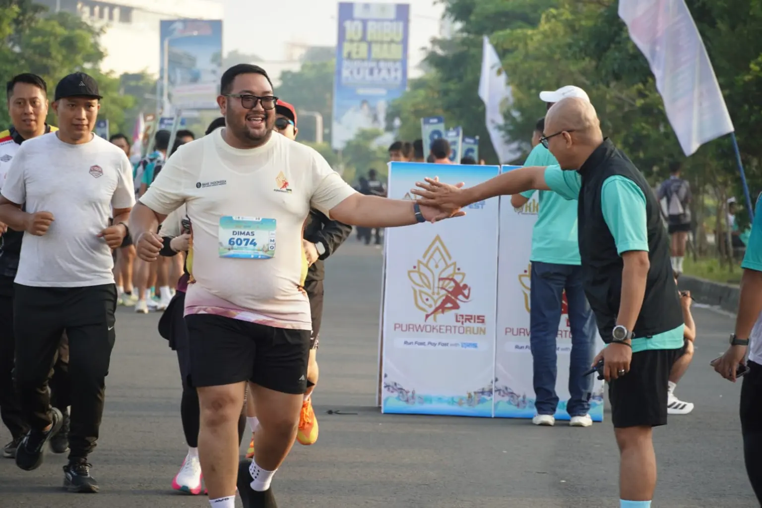Wakil Bupati Purbalingga, Dimas Prasetyahani menjadi peserta dalam ajang QRIS Purwokerto Run 2026 yang berpusat di Kompleks Menara Teratai, Purwokerto, Banyumas, Minggu (21/6/2026).(Foto: Prokompim Purbalingga)