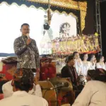 Bupati Purbalingga Fahmi menghadiri Pagelaran Wayang Kulit bersama Ki Dalang Ada Subarkat di Lapangan Desa Jambudesa, Kecamatan Karanganyar, Sabtu (20/6/2026) malam.(Foto: Prokompim Purbalingga)