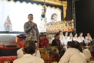 Bupati Purbalingga Fahmi menghadiri Pagelaran Wayang Kulit bersama Ki Dalang Ada Subarkat di Lapangan Desa Jambudesa, Kecamatan Karanganyar, Sabtu (20/6/2026) malam.(Foto: Prokompim Purbalingga)