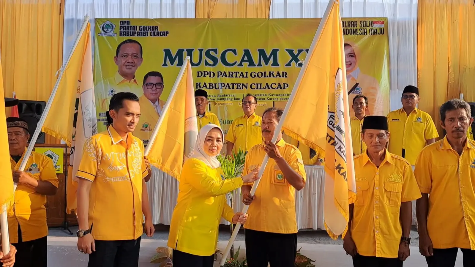 Ketua DPD Golkar Cilacap melantik 5 Pimpinan Kecamatan usai terpilih saat Muscam. (Faiz Ardani).