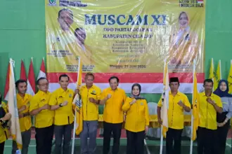 Ketua DPD Golkar Cilacap Teti Rohatiningsih kukuhkan 4 PK saat Muscam di Maos. (Faiz Ardani).