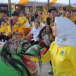 Ketua DPD Golkar Cilacap berbaur dengan pertunjukan barongan ebeg. (Faiz Ardani).