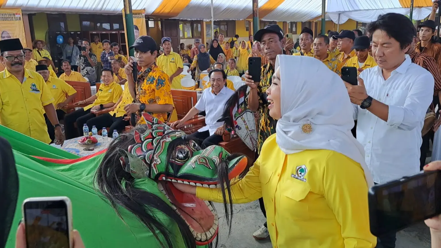 Ketua DPD Golkar Cilacap berbaur dengan pertunjukan barongan ebeg. (Faiz Ardani).