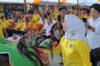 Ketua DPD Golkar Cilacap berbaur dengan pertunjukan barongan ebeg. (Faiz Ardani).