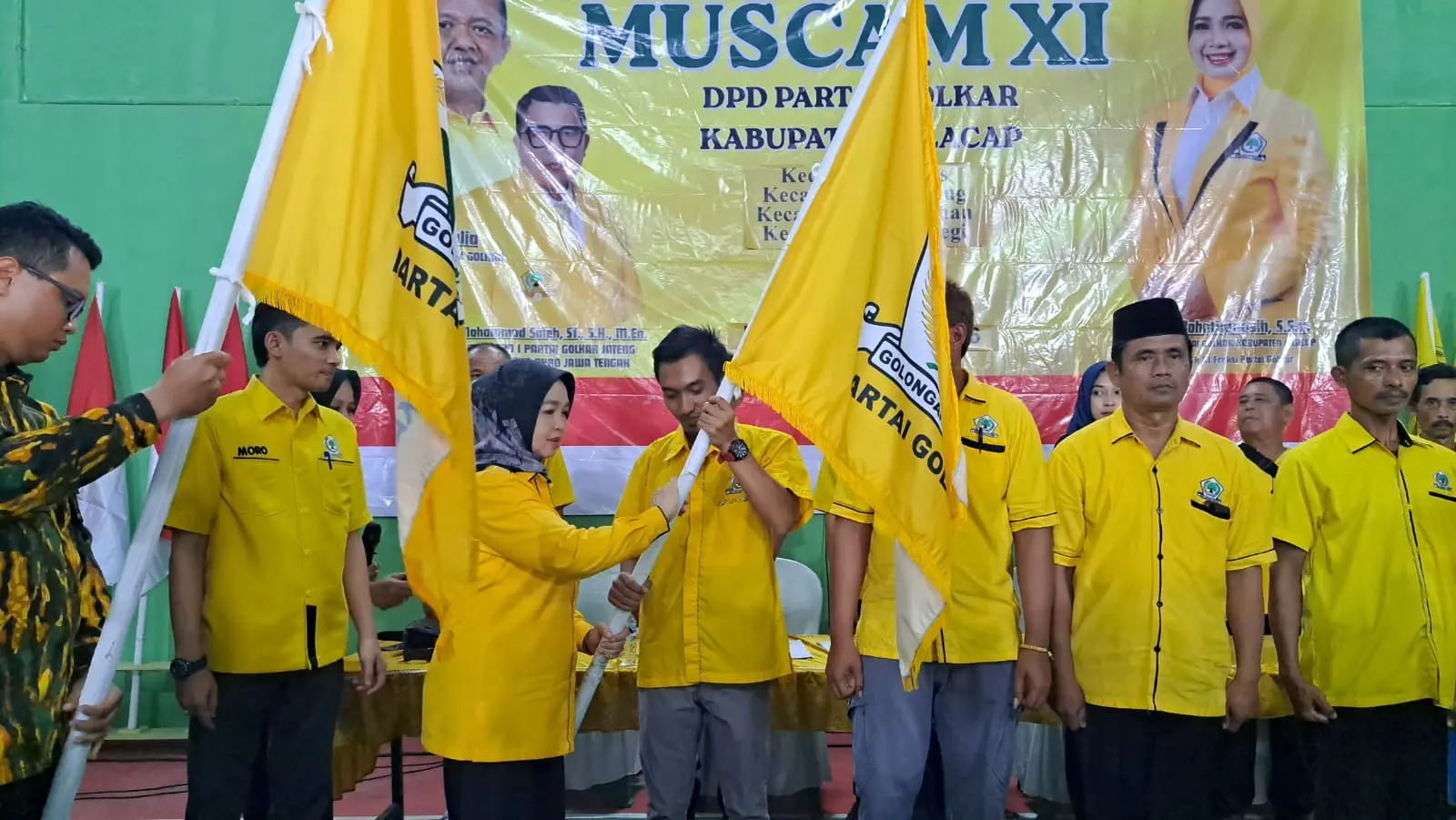 Ketua DPD Golkar Cilacap Teti Rohatiningsih menyerahkan bendera Golkar kepada 4 PK saat Muscam di Maos. (Faiz Ardani).