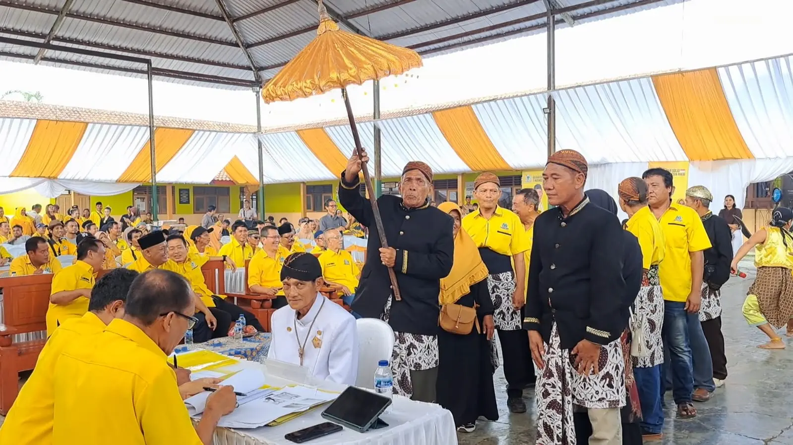 Peserta calon pendaftar Pimpinan Kecamatan mengenakan pakaian adat jawa. (Faiz Ardani).